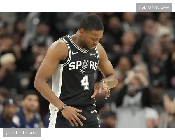 约翰逊三分爆发，助力马刺逆转取得关键胜利